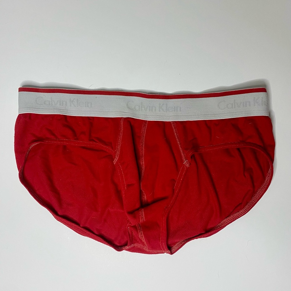 Pre-owned medium Calvin Klein briefs red